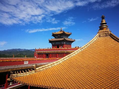   Il Tempio di Putuo Zongcheng: Una montagna sacra e un labirinto d'oro scintillante!