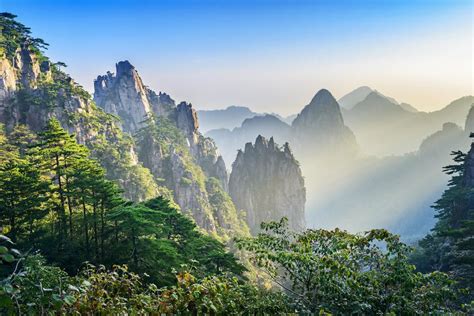 La Montagna di Huangshan: Un capolavoro naturale e una sfida per i fotografi appassionati!