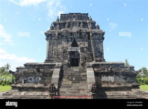 Mendut Temple: Un'antica meraviglia architettonica immersa nella tranquillità della campagna giavanese!