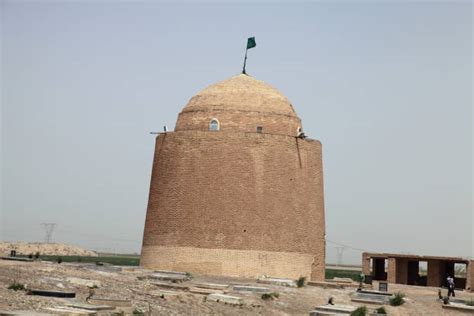 Il Mausoleo di Shahzade-Rustem: Un capolavoro di arte islamica nel cuore del deserto!