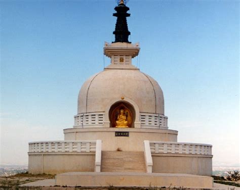  La Pagoda della Pace: Un Tesoro Secolare Incantato da una Foresta Mistica!