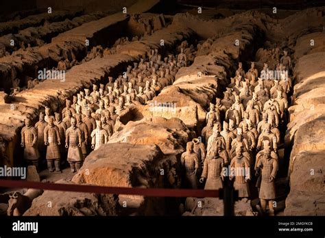 Il Mausoleo di Qin Shi Huang: Tesoro Storico e Sinfonia di Guerrieri di Terracotta!