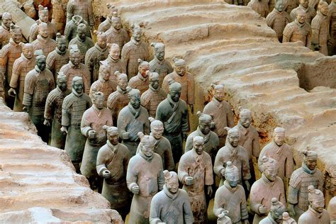 Il Mausoleo di Qin Shi Huang: Una Storia Antica di Splendore e Mistero!