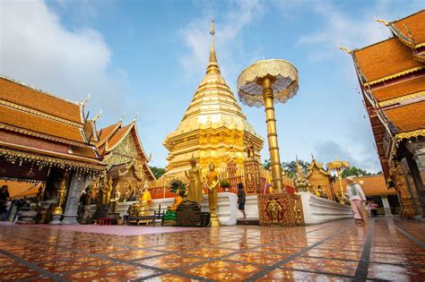 Wat Phra That Doi Suthep: Un Tempio Splendido e Spirituale Sopra Chiang Mai!